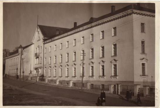 Joonis 73 sardbetoonist karniisiplaat Veski, 1939 2.7.2 Näide Luise 1a, Tallinn Hoone ja karniisi tutvustus Luise tn. 1 krundile Tallinnas ehitati 1928. aastal arhitekt E.