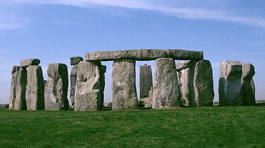 12 + 1 ARHITEKTUURIPÄRLIT 1. STONEHENGE I KROMLEHH (u. 35-30 saj. ekr.) Umbes 5000 aastat tagasi hakkasid Euroopa lääneosas inimesed püsti ajama teravatipulisi kivimürakad menhire.
