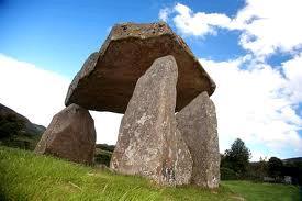 Kui menhirid või dolmenid paigutati ringidena, tekkis kromlehh. Tuntuim kromlehh Euroopas asub Stonehenge is 3 Inglismaal. Kuid seesuguseid megaliitseid rajatisi on ka mujal.