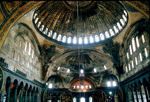 valmiski Konstantinoopolis Hagia Sophia kirik, mis on bütsantsi kunsti suurim saavutus.