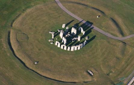 Stonehenge i kromlehhi megaliidid on siia toodud Lõuna- ja Kagu Walesi mägedest, u. 300 km kauguselt.