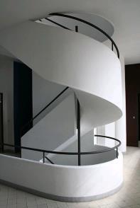 Erinevate villade funktsionalistlik interjöör Tihti koosnebki funktsionalistlik hoone üksikutest ilustamata kuupidest ja risttahukatest.