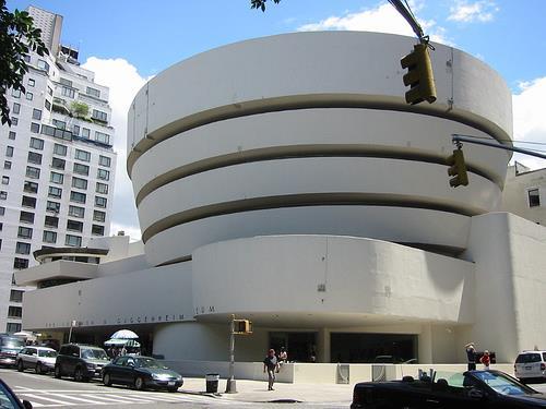 maapinna reljeef jne. Tema üks huvitavaim töö on hiigelvedru meenutav Guggenheimi muuseum 4 New Yorgis oma spiraalikujuliselt tõusva vaatesaaliga. a) F. L. Wright.