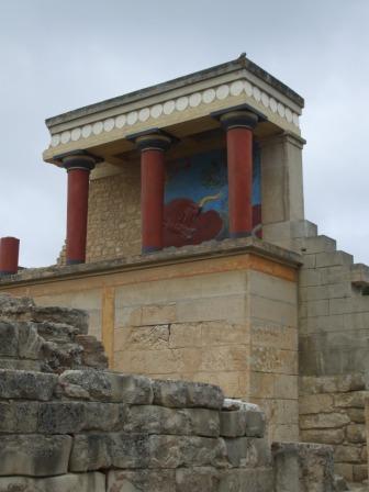 3. KNOSSOSE PALEE KREETAL (u. 26 saj. ekr.) a) Knossose palee restaureetud veranda tänapäeval b) Knossose pale rekonstruktsioon c) Knossose palee fresko hüüdnimega.