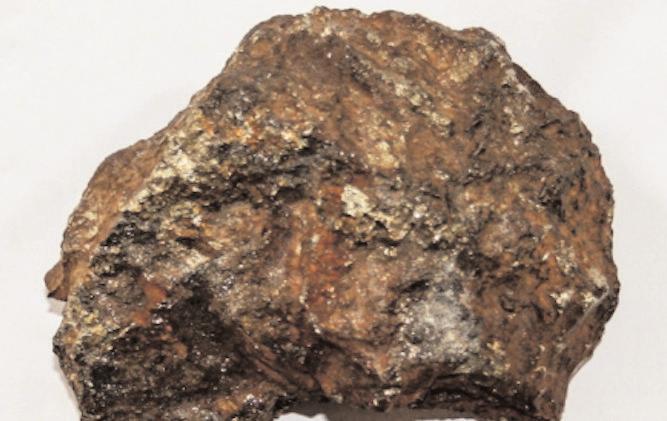 Ujarassiorit 120.000 koruuninik aningaasartaqartoq aallartippoq Den årlige mineraljagt for amatørgeologer er netop skudt i gang. Ujarassiorumatuut ukiumoortumik unamminerat aallartippoq.