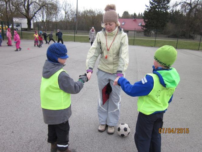 Mängudes osalesid kõige vanemad, sügisel kooli minevad lapsed Tibude ja Mikide rühmast, kellest moodustati loosimise teel neli võistkonda- Punased, Kollased, Sinised ja Rohelised.
