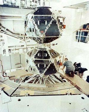 Joonis 7.4.1. Vela-5A/B satelliit puhtas ruumis (kaks satelliiti, A ja B lahutatakse pärast orbiidile jõudmist. http://en.wikipedia.