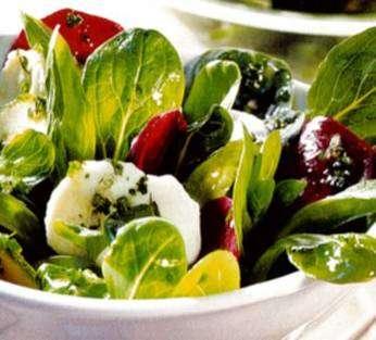 3. VÄRSKE SALAT 1 pott rohelist salatit 1 pott rukolat 6 7 värsket šampinjoni 1 2 avokaadot 4 tomatit 1 värske kurk 1 sidrun 200 g feta juustu musta pipart Kaste: 5 sl oliivõli 1sp palsamiäädikat 1