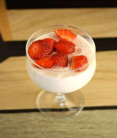 2. KERGE JOGURTIVAHT MARJADEGA Natuke pidulikum variant lihtsast ja heast jogurti-marja kombinatsioonist.