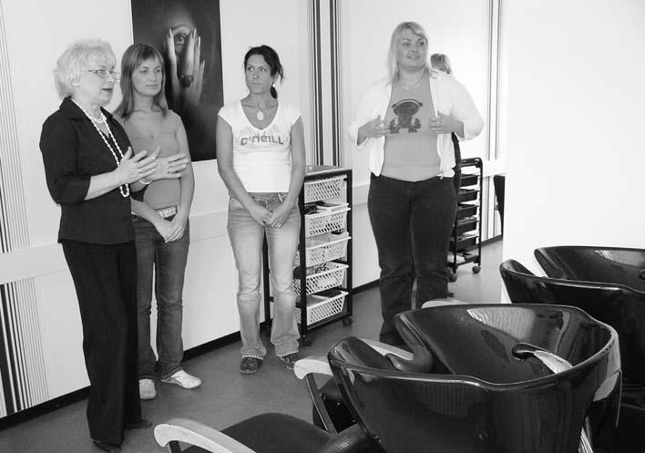 2 Märjamaa Nädalaleht Elle Sireli juuksurisalong vahetas asukohta Elle Sirel (vasakul) näitab oma uusi tööruume kolleegidele ilusalongist Päiksejänku.