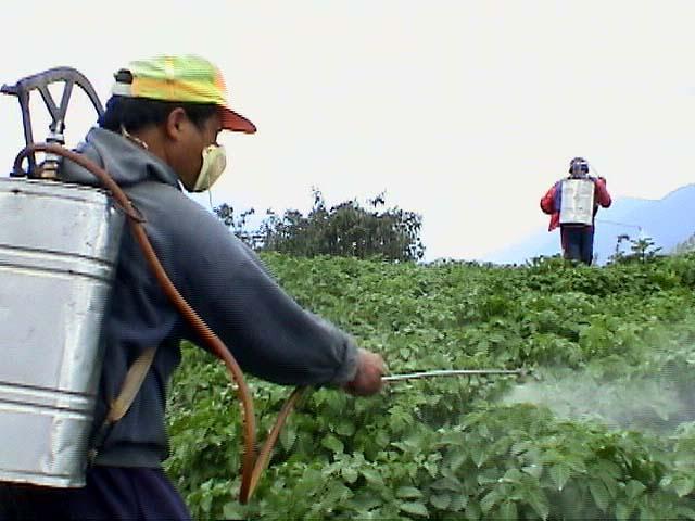 Pestitsiidid (1) Pestitsiid on aine, mille eesmärk on kahjurite rünnaku ennetamine, kahjurite hävitamine, nende eemale peletamine või nende mõju leevendamine