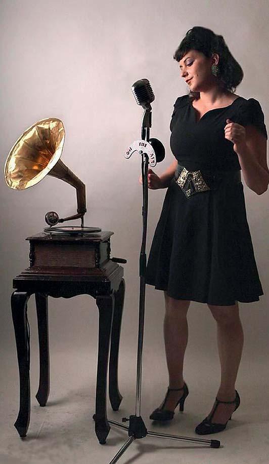 Grammofoni saatel viib lauljatar Yael Rasooly kuulajad lummavasse aega 1920. ja 1940. aastate vahel.