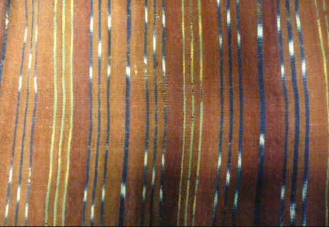 PÄMU tekstiilikogu madarapunase põhjaline neoseelik on väga kulunud ja koitanud (foto 14, lk 20).