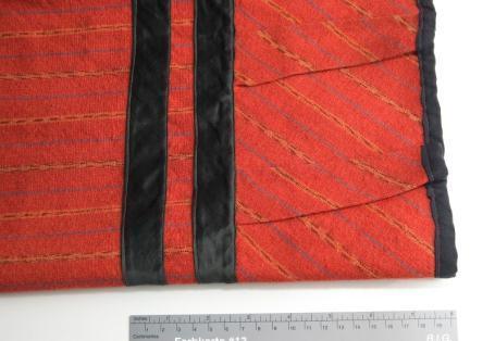 Kui võrrelda neid ERM-i tekstiilikogus olnud Häädemeeste ja Lihula pikitriibuliste neoseelikutega ( lisa 1, fotod nr 15-16 ), siis on Paistu seelikute puhul tegemist märksa värviküllasemate neotud