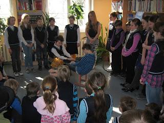 Ees2 keelt õpetatakse välismaa koolis Venemaal Petseris ja Ülem Suetukis, Ukrainas Krimmis