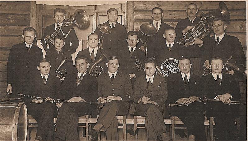 Kadrinas loodi esimene orkester 1929. aastal samuti vastasutatud Tuletõrje Seltsi juurde (kaanepilt).