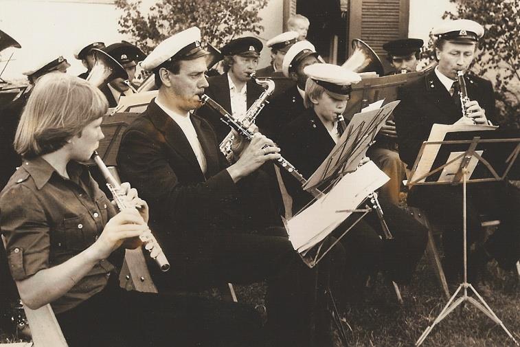 Evald Õisma (1929-1993) oli ka ilmselt see inimene, kes, olles ise reaalainete õpetaja, hakkas teadlikult noortele puhkpillimängu õpetama ja koolis orkestrit korraldama.
