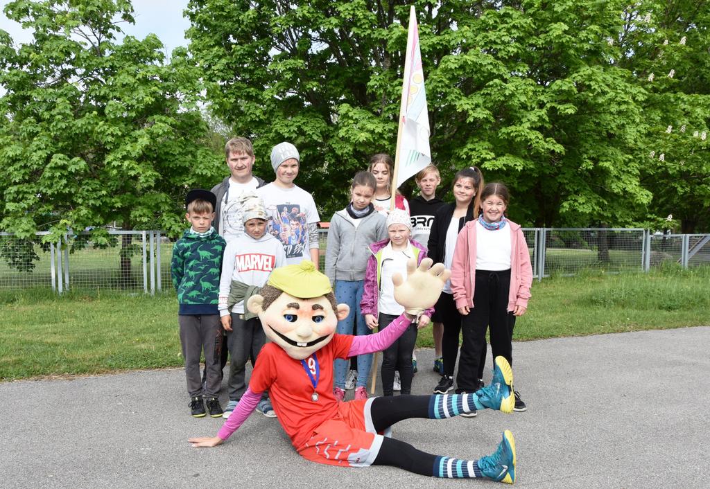 3 I KOOLIOLÜMPIAMÄNGUD VALJALA KOOLIS 28. mail toimusid Valjala kooli staadionil Valjala Põhikooli I kooliolümpiamängud.