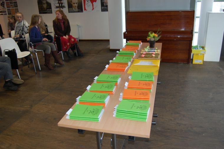 Kokku tulid Viljandi maakonna eesti keele õpetajad ja luuletuse kirjutajad, veel tulid kohale eelmise aasta luuletuse kirjutajad kätte saama 2011. aastal valminud luulekogu.