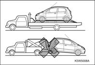 Nende nõuete rikkumine võib põhjustada õnnetuse. Sõiduki pukseerimine tõstetud sillaga 1. Lülitada sisse ohutuled. 2. Keerata süütevõti lisatarbijate asendisse ACC. 3.
