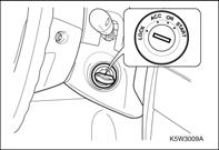 3 8 SÕITMINE SÜÜTELUKK Roolisamba parempoolses osas asuval süütelukul on järgmised asendid: LOCK, ACC, ON ja START. LOCK Rooli lukustamiseks eemaldage võti ja pöörake rooli kuni see lukustub.