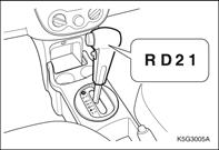 Sõidu alustamine 1. Pärast mootori soojendamist hoidke jalg piduripedaalil seni, kuni viite käigukangi asendisse R, D, 2 või 1. Kiirkäigu nupp Automaatkäigukasti neljas käik on kiirkäik.