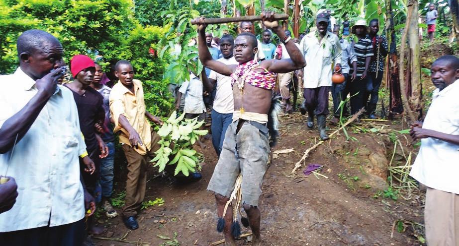Reede, 26.04.2019 Nr 17 (538) Vaba aeg 5 REISIKIRI Imbalu: meheks saamise riitus Elgoni mägedes Olime Ugandas Elgoni mäe nõlval Imbalu ümberlõikuse riitusel.