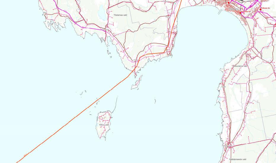 Joonis 2.25. Väljavõte Pärnu maakonnaplaneeringu tuuleenergeetika teemaplaneeringust (2013), milles on oranži joonena näidatud perspektiivse ülekandeliini kulgemist üle mereala.