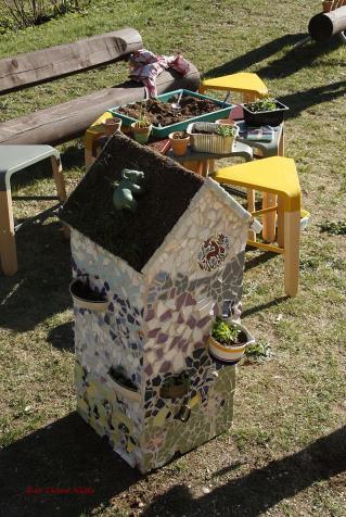 Taimelva otsustasime teha mosaiiktehnikas, mille katusel kasvab muru ning maja külge kinnitatud tassikestest vohavad välja rohttaimed. Kogu töö tegime ära materjale taaskasutades.