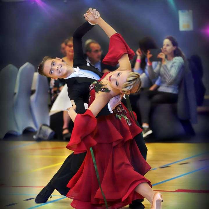 Foto: Marco Kindsigo & Lisete Marjapuu Facebooki leht LISETE MARJAPUU MARCO KINDSIGO võistlustants Juunior 2 vanuseklassis: Eesti MV II koht Ladina-Ameerika tantsudes, 10-tantsus ja standardtantsudes
