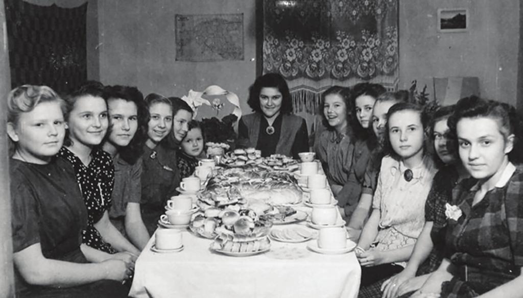 Oma ja võõras toit: 1944. aasta pagulaste toidukogemused ERMi allikate põhjal Foto 3. Lia Nõukase 16. sünnipäeva kohvilaud kringli ja pirukatega Löwensteini [?] põgenikelaagris 1948. aastal.