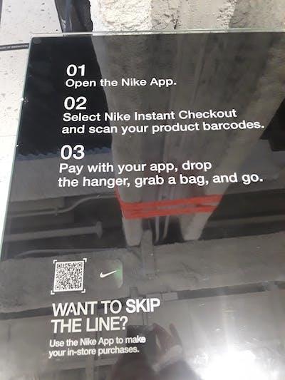 Mul pole aega poodi minna Nike tegi erilahenduse hõivatud klientidele valid e-poest tossud, sisened päris poodi eriukse kaudu,