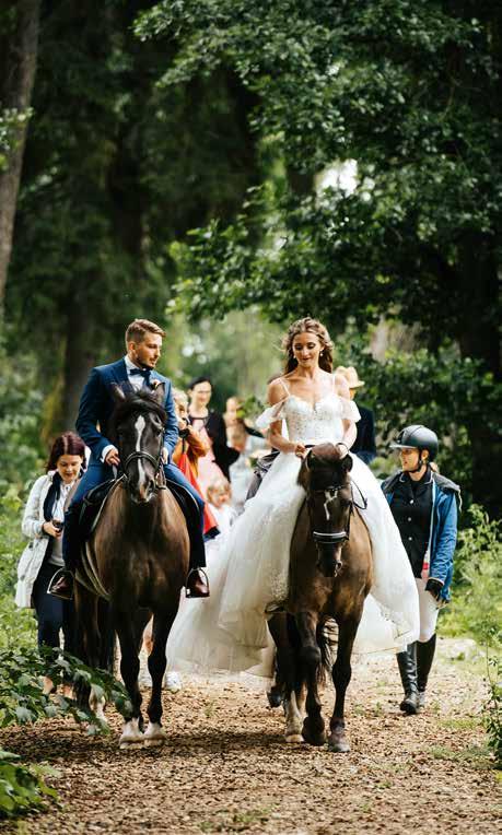 18 RAE SÕNUMID Kurna pargist võiks kujuneda Margot ja Martin Mõik sõitsid Kurna pargis toimunud laulatuselt koju kohaliku talli hobustega.