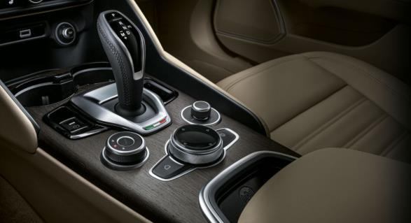 jaotusega alla lastav tagaiste Tehnonahaga kaetud ja soojendusega rool Luxury Interjööri puitdetailid Grey Oak (155) Nahkkattega paneel, ukse sisekülg ja tsentraalne käetugi Alfa Connect 8,8"