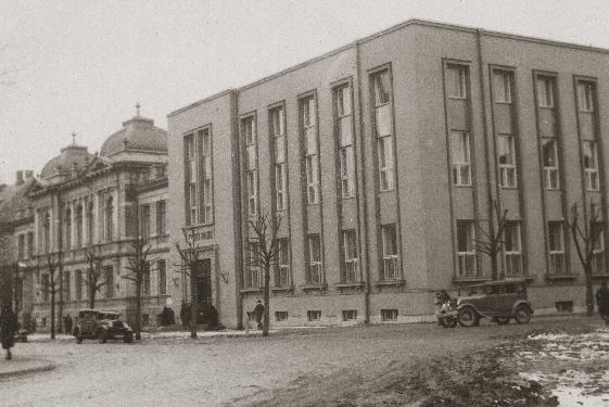 Pärast asutamist asus Eesti Panga peakontor esialgu Vene Riigipanga Reveli kontori hoones praegusel Estonia puiesteel.
