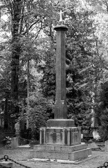 Ravivõtted Tartus 19. sajandi lõpus Foto 1. 1897. aasta Puka rongiõnnetuse ohvrite mälestussammas Tartu Raadi kalmistul (Andres Tennuse foto, 2019).