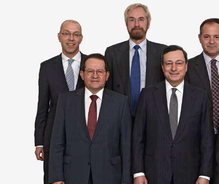EKP juhatus Tagareas (vasakult paremale): Jörg Asmussen, Peter Praet, Benoît Cœuré Esireas (vasakult paremale): Vítor Constâncio (asepresident), Mario Draghi (president), Yves Mersch Mario Draghi EKP