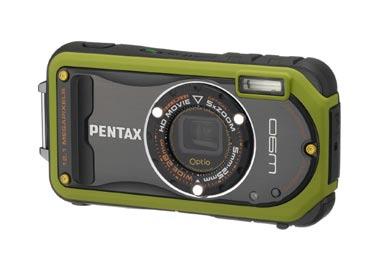 Pentax W90 Käes on kaamera suhteliselt mugav ja kaasaskandmise jaoks leiab karbist lisaks tavapärasele randmerihmale veel ka laia rihma ja karabiini, millega seda matkamise või rattasõidu ajaks vöö