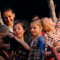 Koolitused toimuvad Tallinnas Salme ja Nõmme kultuurikeskustes. Folie s tegutseb 7 gruppi lastele ja noortele vanuses 7 22 aastat. Kokku ligikaudu sadat osalejat treenib 5 treenerit.
