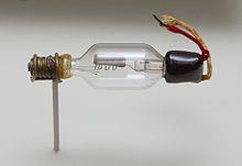 Natuke ajaloost Elektroonika sünniaastaks loetakse aastat 1906, mil USA insener Lee De Forest leiutas Audioni (võimendava elektronlambi trioodi).