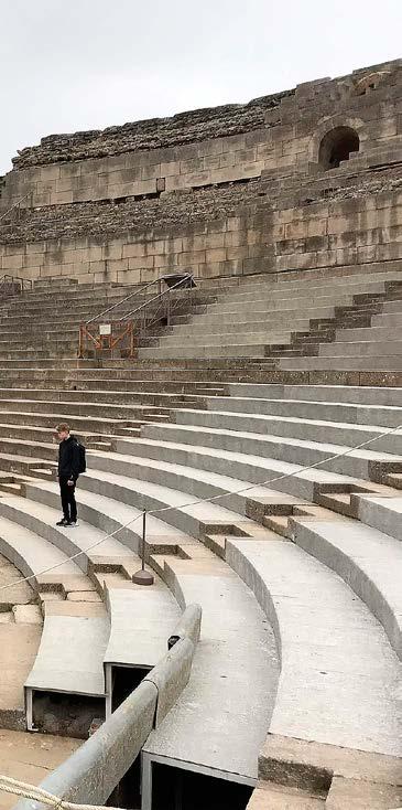 Supilinna Tirin aprill 2020 15 Arheoloogilises Rooma teatris Hispaanias Mägimatkal Tšehhi Vabariigis peredega käidi õhtuti kinos, jalutamas ja restoraniski. Ega õpetajategi elu nukram olnud.