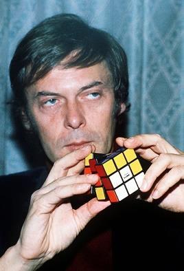 2. RUUBIKU KUUBIKU AJALUGU Joonis.2 Ernő Rubik Aastast 1974, peale seda, kui kuubik leiutati on see pakkunud huvi peaaegu kõigile inimestele sõltumata vanustest ja intelligentsusest.