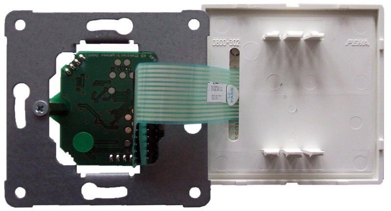 X1 Joonis 30: Vasakult paremale: adapteriplaat koos terminaliga X1 seinasisesel alusplaadil; adapteriplaadi lintkaabel; LED- klaviatuuri tagapaneel.