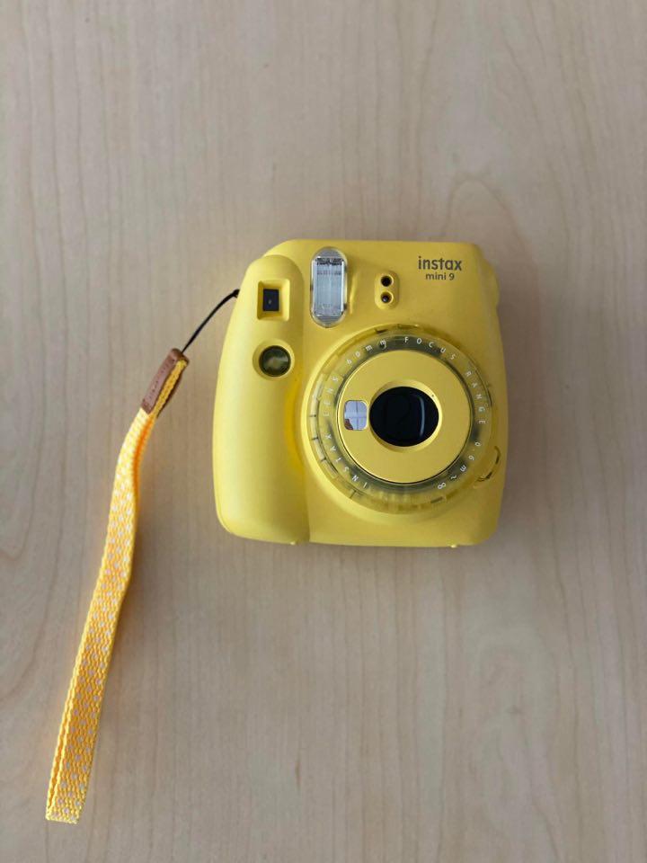 POLAROID KAAMERA Polaroid kaamera on mõeldud hetkede jäädvustamiseks otse fotole.