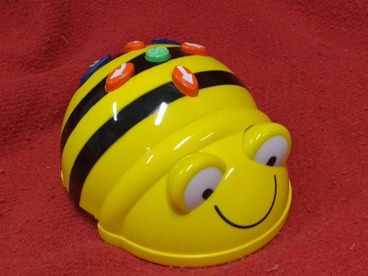 ROBOT BEE-BOT Mesimumm Bee-Bot on lasteaias lihtsalt õppetöösse rakendatav ja lapsesõbralik põrandarobot.