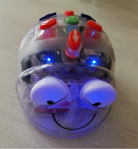 See arendab laste matemaatilist ja loogilist mõtlemisvõimet. Robotit on võimalik ühendada ka Bluetoothiga, mistõttu saab seda juhtida kasutades käsulugeja alust, tahvel- või sülearvutit.