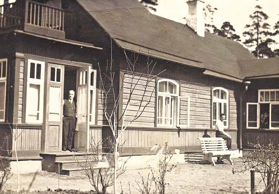 Tallinna linnavolikogu asub aadressil Vana-Viru 12. Krosside suvemaja Silla tänav 4, pildistatud küll peale nende lahkumist 1934. aastal.