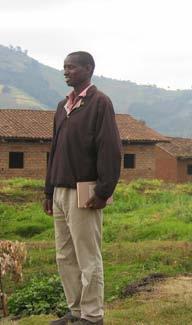 INGANDO KUI VAENLASED NAASEVAD Martin Buch Larsen, Jesper Houborg / Taani / 2007 / 33 min / EST, ENG Ingando on transiitlaager, kus Rwanda sõdureid enne kodumaale