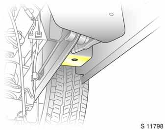 Auto tõstmiseks seada tungraua tugijalg selle tungraua toetuspunkti alla autol, mis on vahetatavale rattale kõige lähemal. 3.