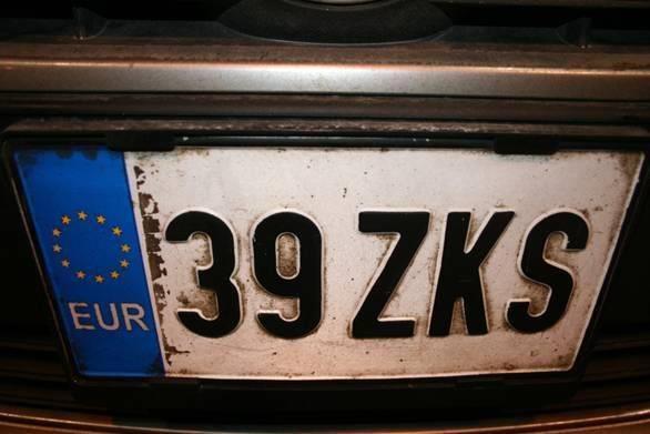 71. Millistel M, N või O kategooria sõidukitel võib tagumine registreerimismärk asuda sõiduki pikikeskteljest paremal pool? a) Kõikidel sõidukitel. b) Üksiksõiduki kinnitusega sõidukitel. 72.